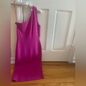 Bright fuscia color, mid length, stretchy material, perfect for summer weddings